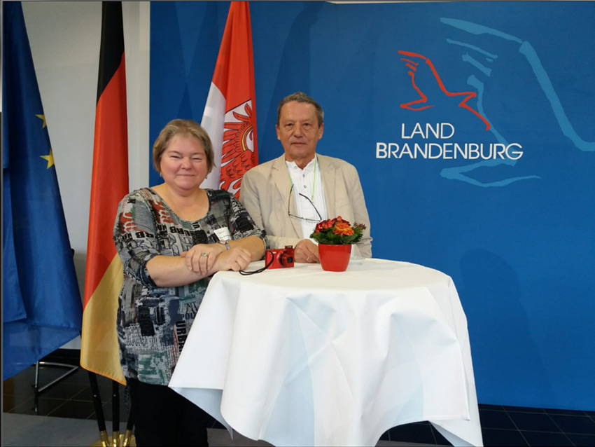 Silvia Zimmermann aus Ziesar mit Bürgermeister Dieter Sehm (SPD) bei der Auszeichnungsveranstaltung in der Staatskanzlei.