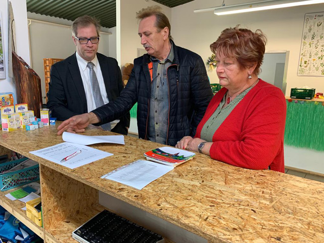 Staatssekretär Büttner, Gerhard Strauß, Leiter der Finsterwalder Tafel, und SPD-Landtagsabgeordnete Barbara Hackenschmidt in der Finsterwalder Tafel.