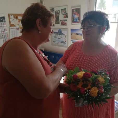 Barbara Hackenschmidt dankt Frau Lausa für ihr ehrenamtliches Engagement